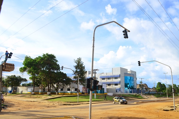 Prefeitura instala novo semáforo no centro do agreste em Laranjal do Jari.